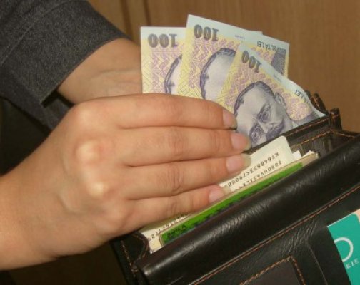 Guvernul le plăteşte bugetarilor salariile înainte de Paşte